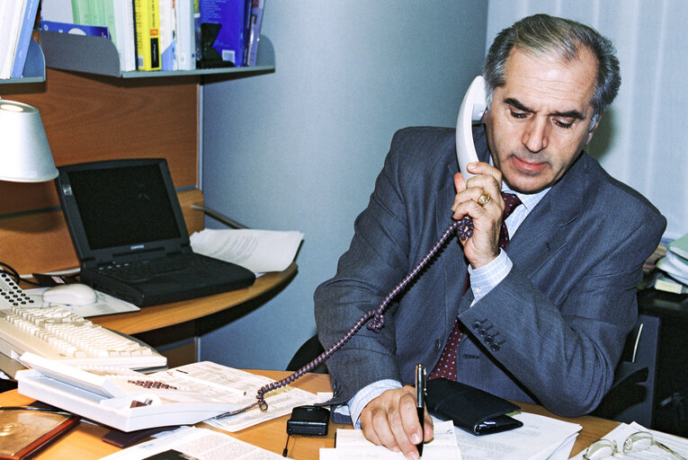 Fotografi 2: Portrait of MEP Giacomo SANTINI in his office in Brussels