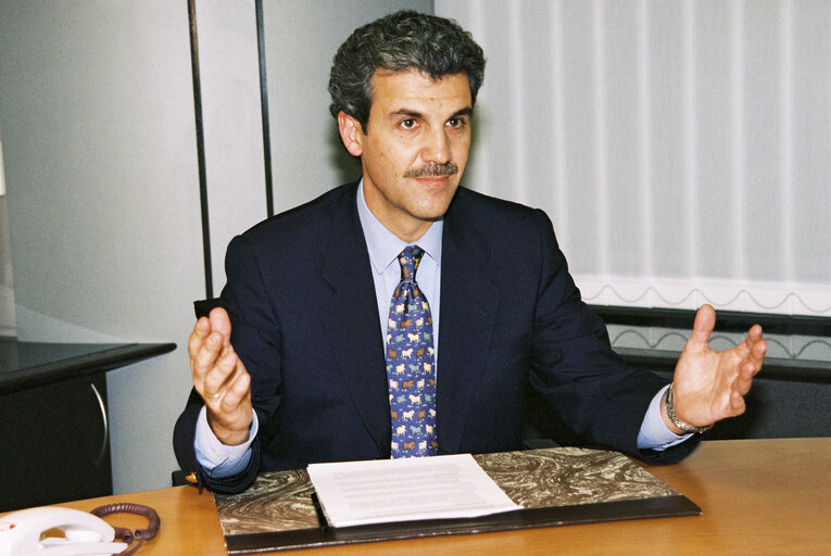 Photo 3 : Portrait of MEP Gerardo GALEOTE in his office in Brussels