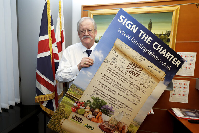 Fotografi 1: MEP Roger HELMER signs the British Farming Charter