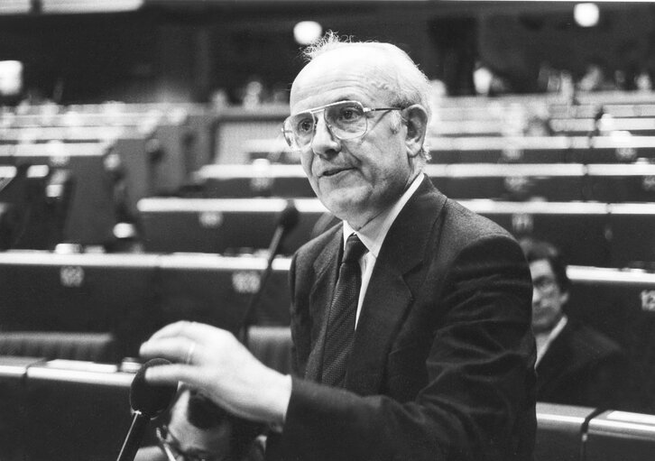 Nuotrauka 17: PANDOLFI Filippo in the hemicycle of the European Parliament in Strasbourg in April 1989