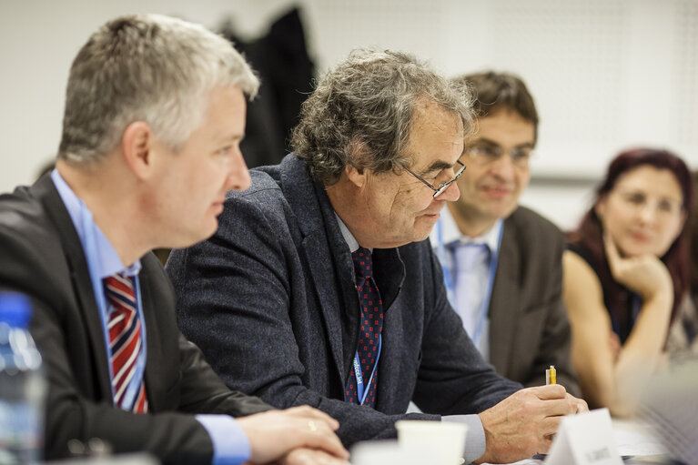 Fotografie 17: POLAND, Warsaw:  Matthias GROOTE (S&D) (L), Karl-Heinz FLORENZ (C) and Peter LIESE (EPP) (R) are seen during  meeting of European Parliament delegation with Mexico and Peru delegations, November 19, 2013.