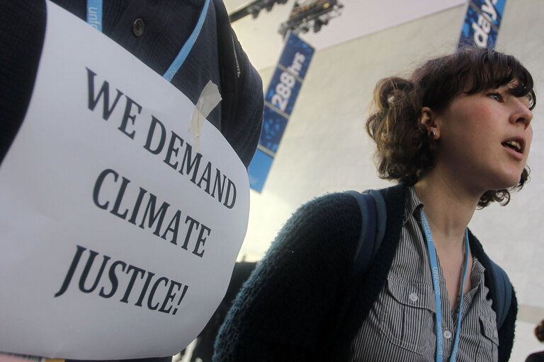 Foto 8: Activists protest to demand climate justice during the United Nations Climate Change conference in Doha, Qatar, Friday, Dec.7, 2012 (Photo/mohamed farag)