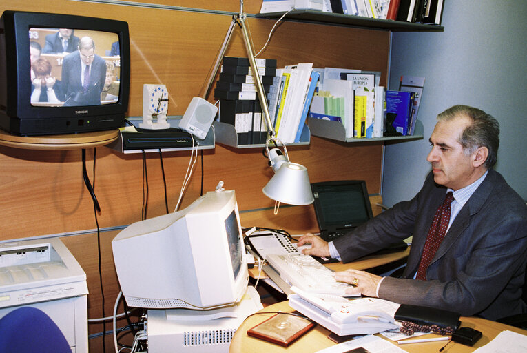 Fotografi 3: Portrait of MEP Giacomo SANTINI in his office in Brussels