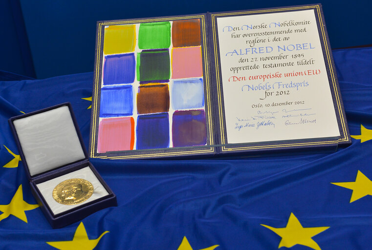 Fotografia 1: Medal and diploma of the Nobel peace Prize