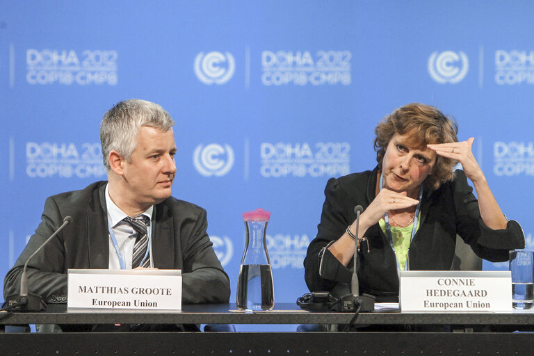 Foto 20: Connie Hedegaard EU commissioner for Climate Action (R) and Matthias Groote European Parliament Head of Delegation are seen during press conference European Parliament and european commission during the United Nations Climate Change conference in Doha, Qatar, Wednesday, Dec.5, 2012 (Photo/mohamed farag)