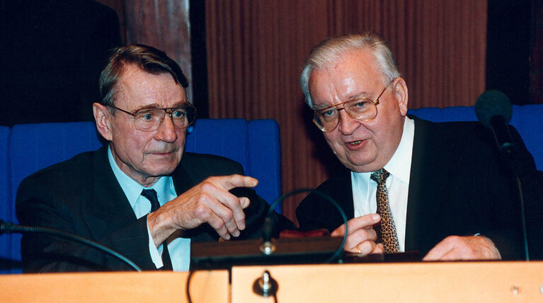 The President of Finland makes an official visit to the EP in Strasbourg in November 1993