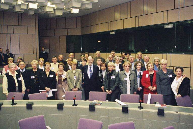 Fotografie 3: EP President and MEP Carlos ROBLES PIQUER meet with a visitors group in Strasbourg