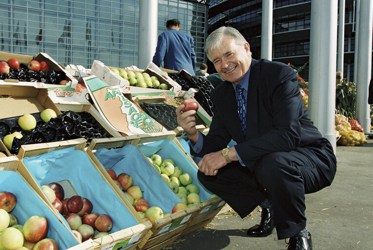 Fotagrafa 1: The MEP Liam HYLAND meets with farmers in Strasbourg in October 1999.