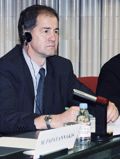 Zdjęcie 19: Jo LEINEN during a meeting on the European Constitution in Srasbourg in October 1999.