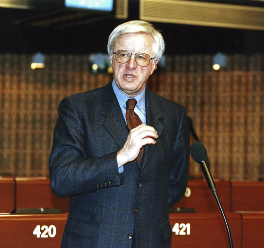 Zdjęcie 3: Hartmut Nassauer standing in the hemicycle of the European Parliament in Brussels in February 1995