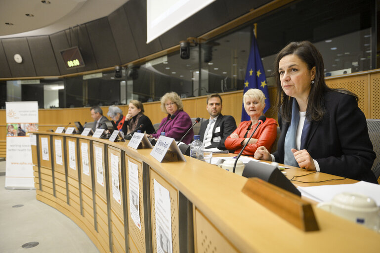 Photo 1: Tackling child poverty and promoting children's health and and wellbeing in the EU