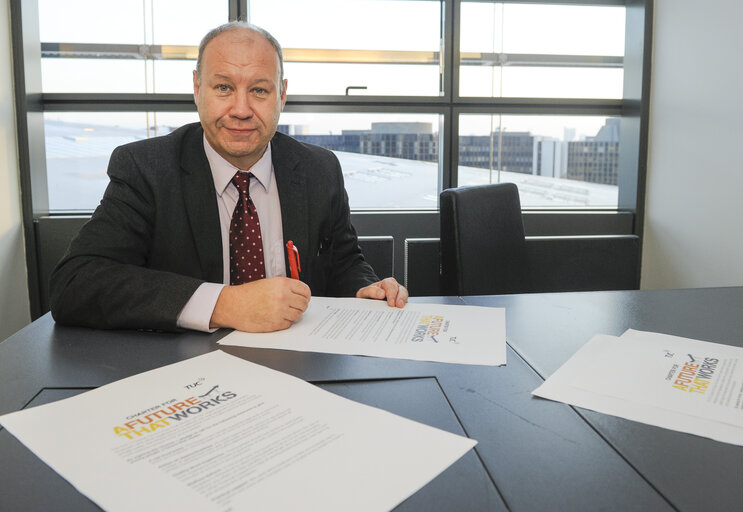 Foto 9: MEPs putting their signature on a charter A Future that works