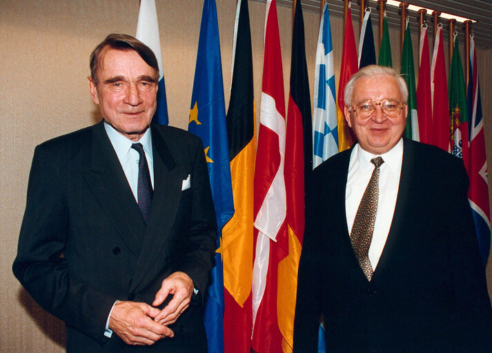 The President of Finland makes an official visit to the EP in Strasbourg in November 1993