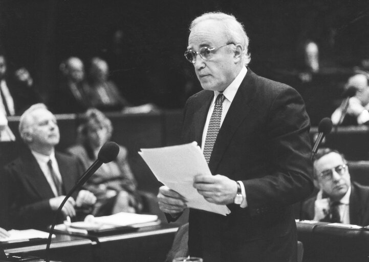 Снимка 1: PAPOULIAS Karolos in the hemicycle of the European Parliament in Strasbourg in December 1988