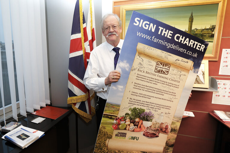 Fotografi 2: MEP Roger HELMER signs the British Farming Charter