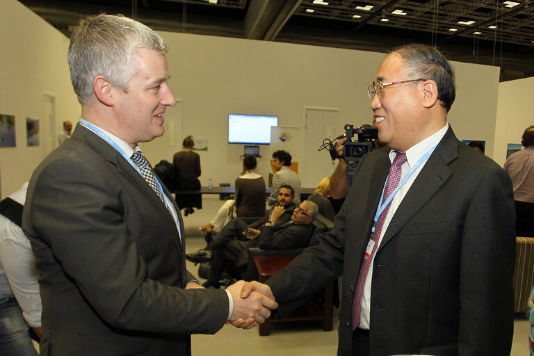 Fotó 22: Matthias Groote European Parliament Head of Delegation, on the left, shakes hands with Xie Zhenhua ( minister,vice chairman of the national development and reform commission,china ) during the United Nations Climate Change conference in Doha, Qatar, Thursday, Dec.6, 2012