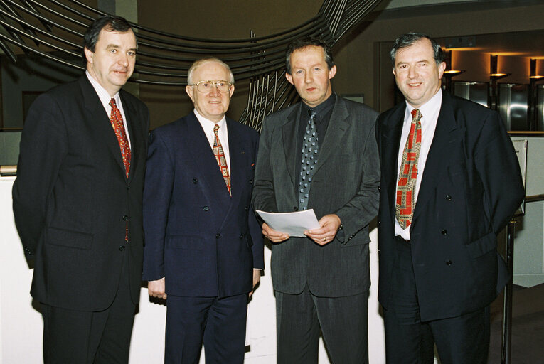 Photo 12 : Irish MEPs receive the proposals of the IFA for the reform of the CAP