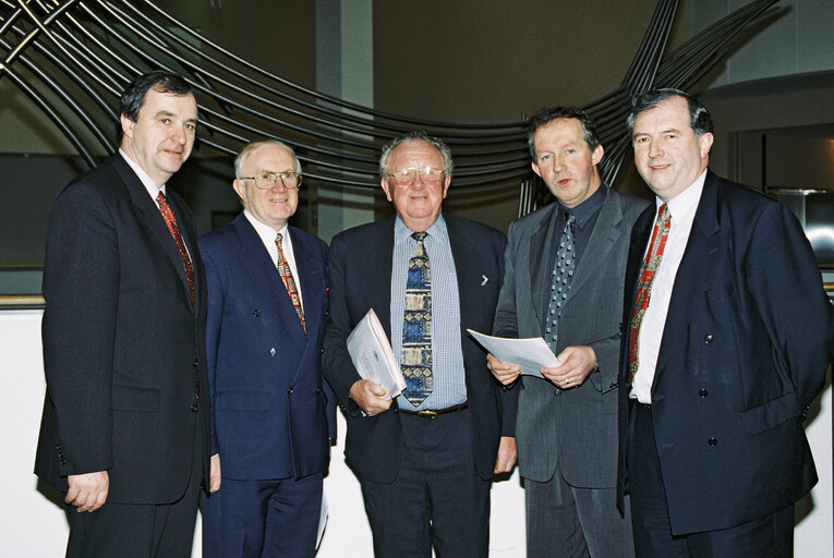 Photo 11 : Irish MEPs receive the proposals of the IFA for the reform of the CAP