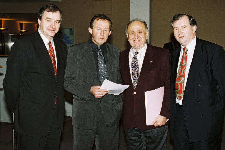 Photo 10 : Irish MEPs receive the proposals of the IFA for the reform of the CAP