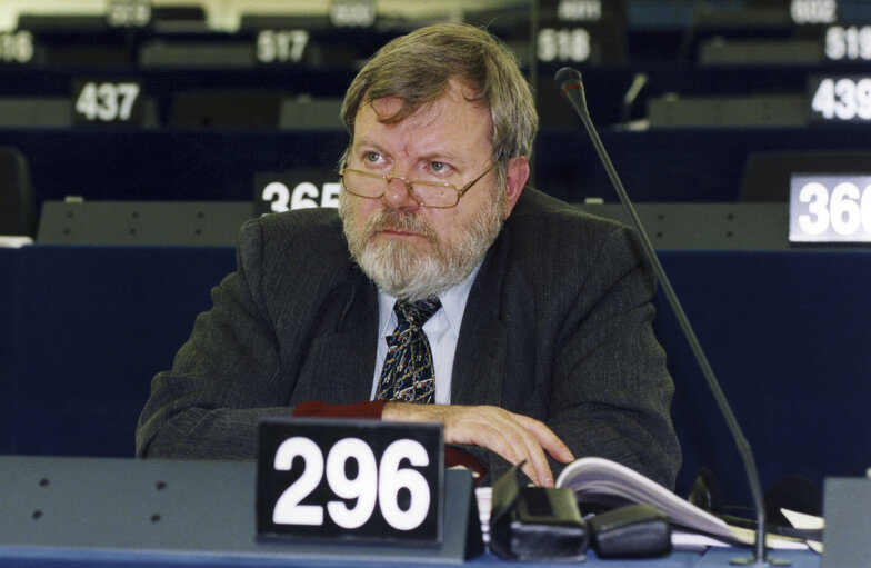 Fotografija 1: Jean-Maurice Dehousse sitting in the hemicycle of the European Parliament in Strasbourg in April 2004