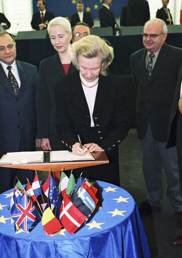 Signature of the Budget 2000