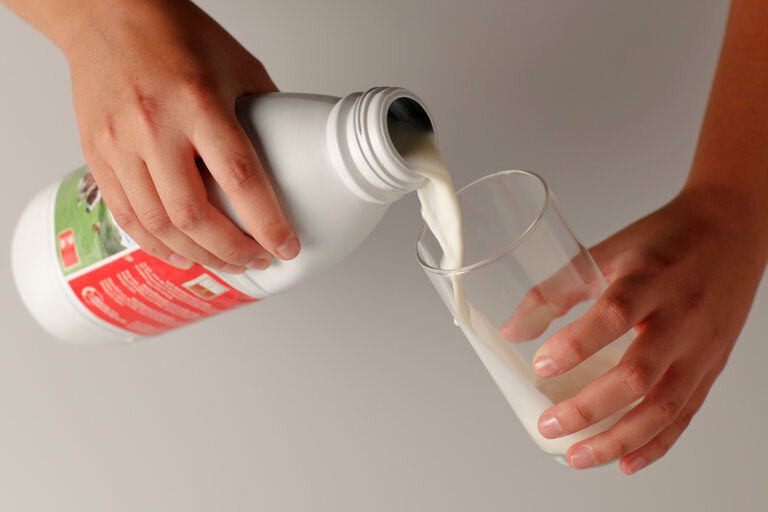 Fotografie 13: Man pouring milk