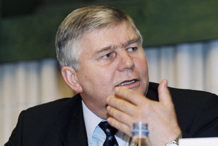 Zdjęcie 2: The MEP Alfred GOMOLKA during a meeting in Strasbourg in October 1999.