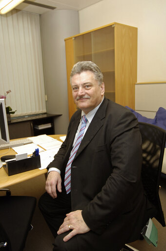 Fotografi 1: Nicolae Vlad POPA MEP in his office in the EP in Brussels