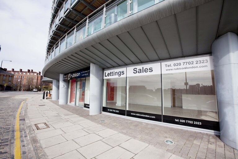 Fotografija 18: For sale signs in the streets of London indicate the great impact the EU financial crisis is having on businesses and people in the UK.