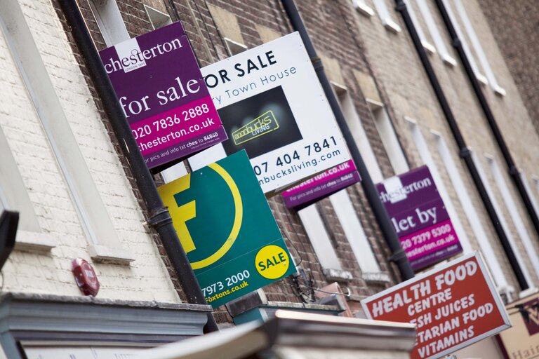 Suriet 17: For sale signs in the streets of London indicate the great impact the EU financial crisis is having on businesses and people in the UK.