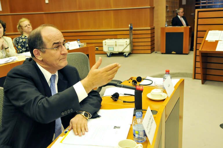 Fotografi 1: MEP Georgios PAPASTAMKOS attends a meeting in Brussels