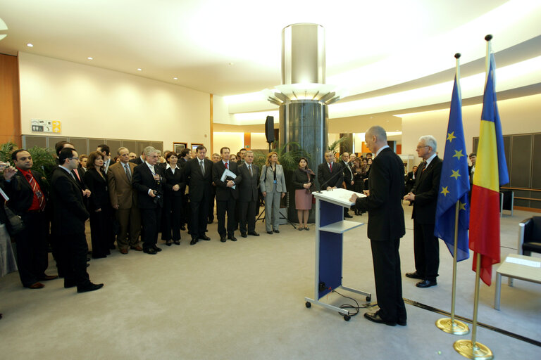 Zdjęcie 9: EP President and the Speaker of the Romanian Chamber of Deputies unveil the sculpture Equilibrium at the EP in Brussels.