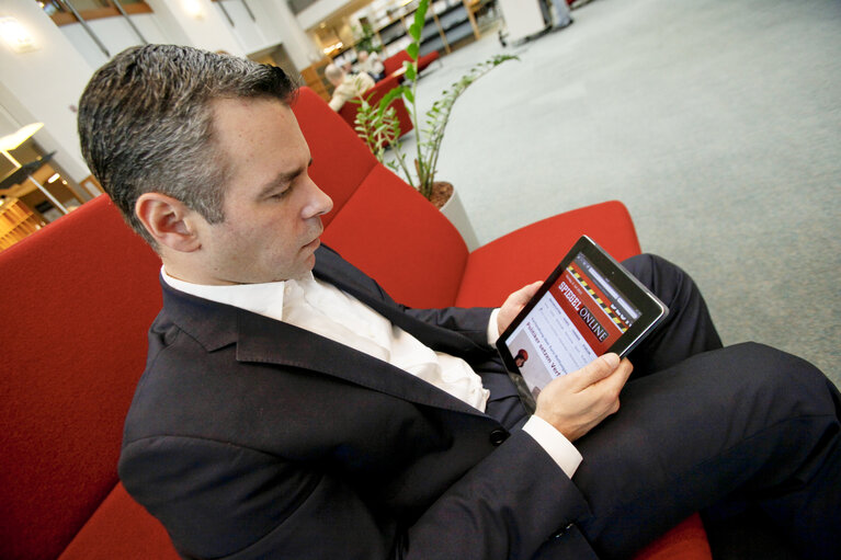 Fotografia 8: MEP Alexander ALVARO in the EP library in Brussels for the library's promotion