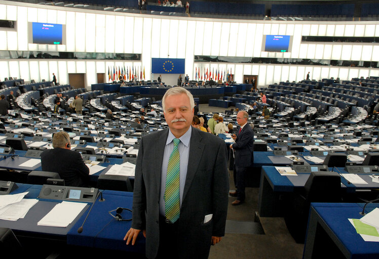 Foto 4: MEP Ioannis GKLAVAKIS in Srasbourg