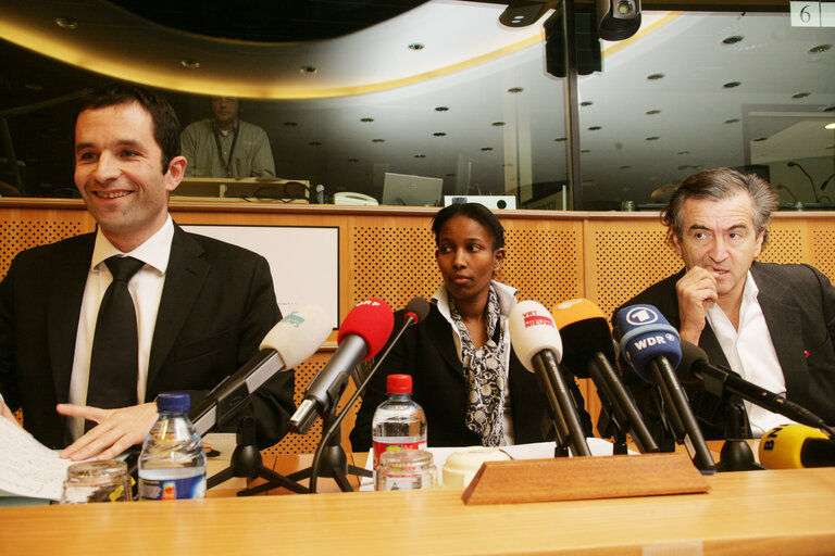 Fotogrāfija 16: Meeting on the written declaration asking the EU to protect Dutch citizen under threat of death in the name of the freedom of speech. The petition is signed by a hundred parliamentarians.