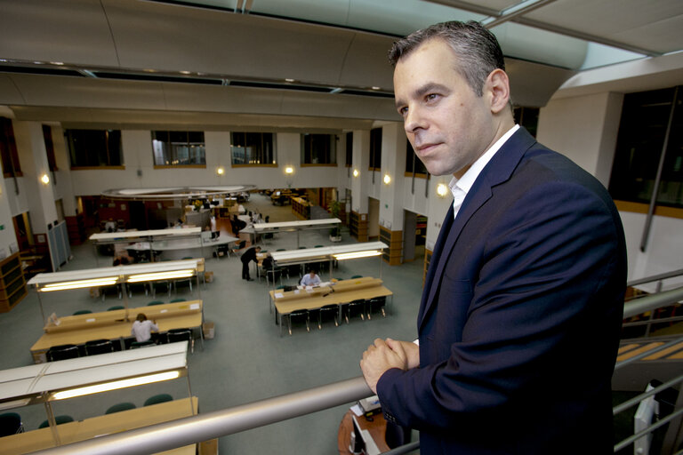 Fotografija 3: MEP Alexander ALVARO in the EP library in Brussels for the library's promotion