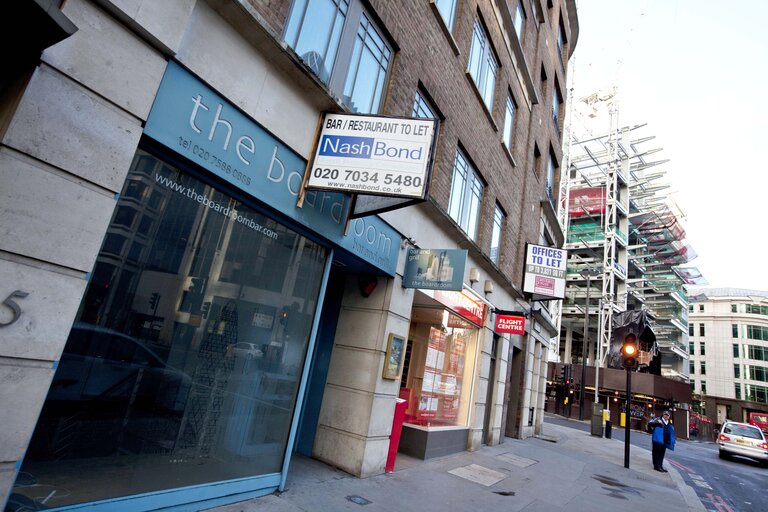 Fotografie 15: For sale signs in the streets of London indicate the great impact the EU financial crisis is having on businesses and people in the UK.