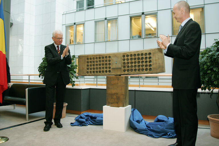 Nuotrauka 5: EP President and the Speaker of the Romanian Chamber of Deputies unveil the sculpture Equilibrium at the EP in Brussels.