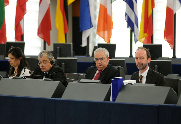 Φωτογραφία 3: EP Vice-President Manuel Antonio dos SANTOS presides over a plenary session in Strasbourg