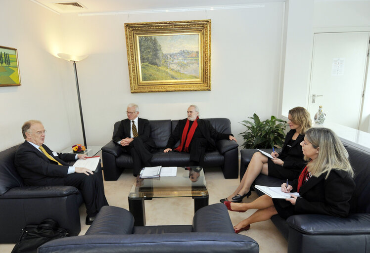 Fotó 2: EP President meets with the UN Special Envoy to stop Tuberculosis.