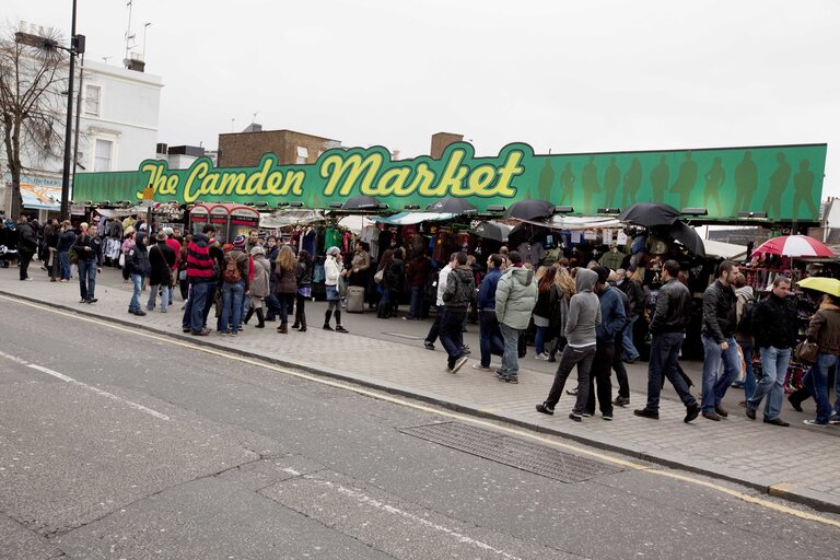 Φωτογραφία 14: For sale signs in the streets of London indicate the great impact the EU financial crisis is having on businesses and people in the UK.