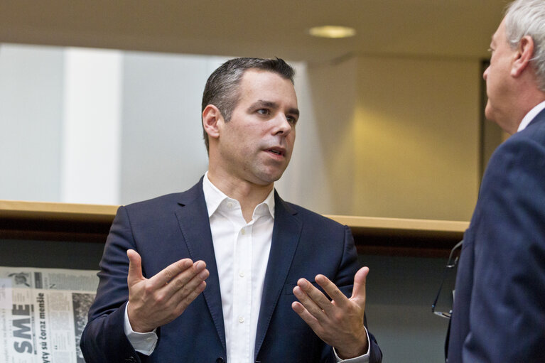 Fotografie 15: MEP Alexander ALVARO in the EP library in Brussels for the library's promotion