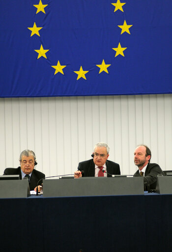 Fotografi 4: EP Vice-President Manuel Antonio dos SANTOS presides over a plenary session in Strasbourg