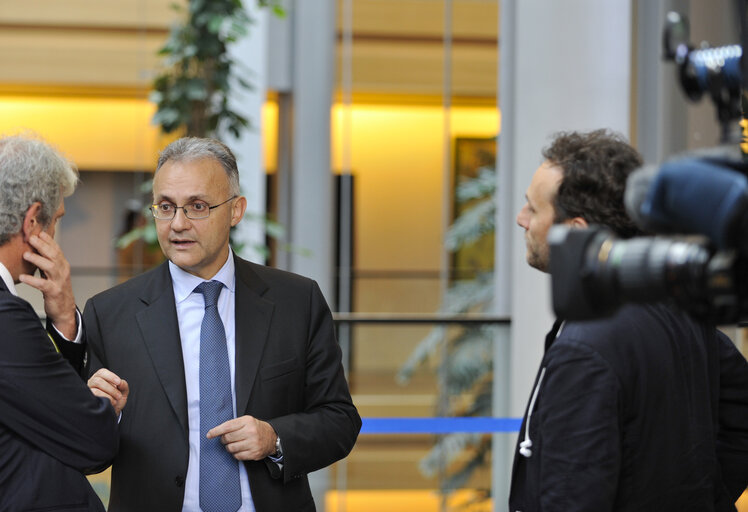 Billede 8: MEP Mario MAURO attend an interview with the RAI television in Strasbourg