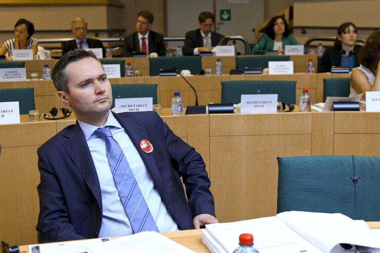 Fotografia 3: Committee on Fisheries PECH -   Discussion with US Under Secretary of commerce for Oceans and Atmosphere and Administrator of the National Oceanic and Atmospheric Administration (NOAA) in presence of European Commissioner for Maritime affairs and fisheries.