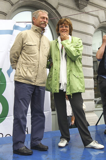 Fotografie 1: Milk producers of the European Milk Board protest in front of the European Parliament to draw attention to the pressing problems of the milk market.