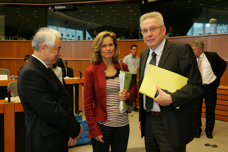 Fotografie 13: EU-China Interparliamentary Meeting - Representatives from the National People's Congress meet MEPs in Brussels. The meeting, co-chaired by EP Delegation Chair and by the Vice Chairman of the Foreign Affairs Committee of the National People's Congress, tackles political issues such as regional security and human rights, and economic issues such as agricultural policy and the international financial situation