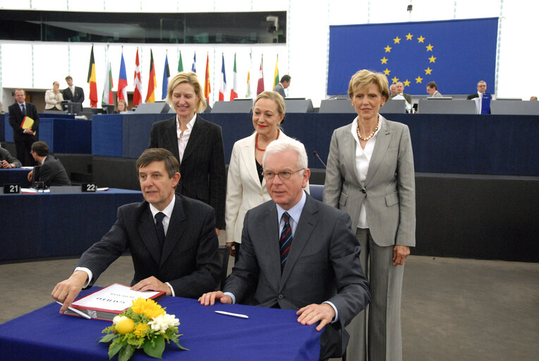 Fotagrafa 2: Formal signing of legislation on Galileo, Europe's Global Satellite Navigation System..