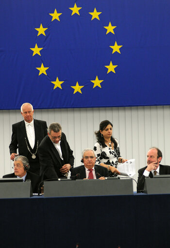 Fotografi 5: EP Vice-President Manuel Antonio dos SANTOS presides over a plenary session in Strasbourg