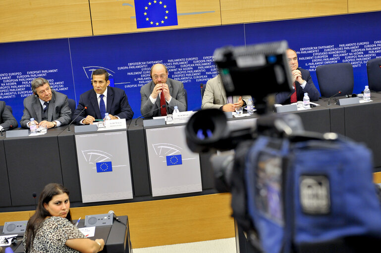 Foto 9: EP President holds a joint press conference with the President of Peru